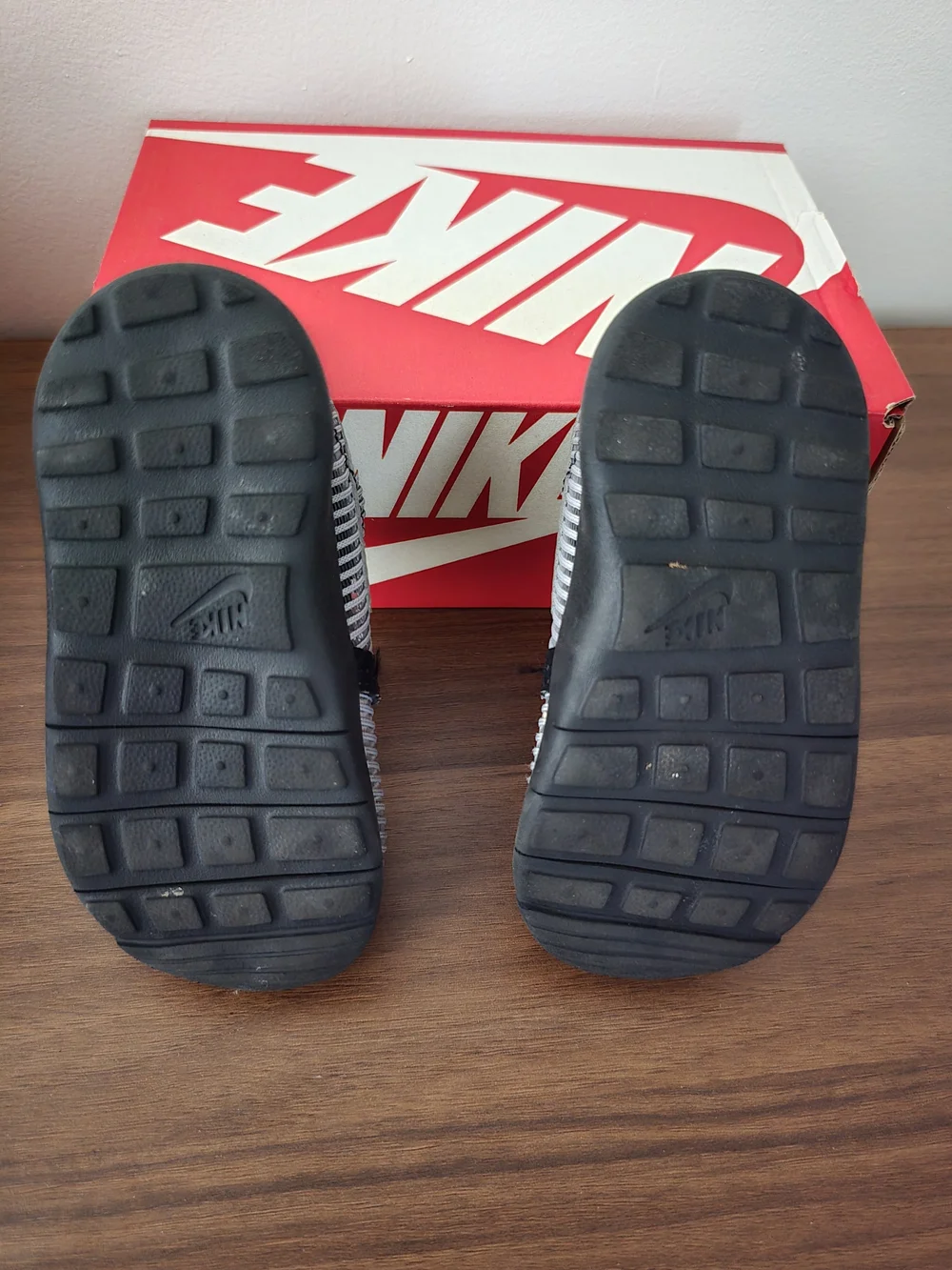 Nike Roshe One Kids Sneakers in Black and Gray